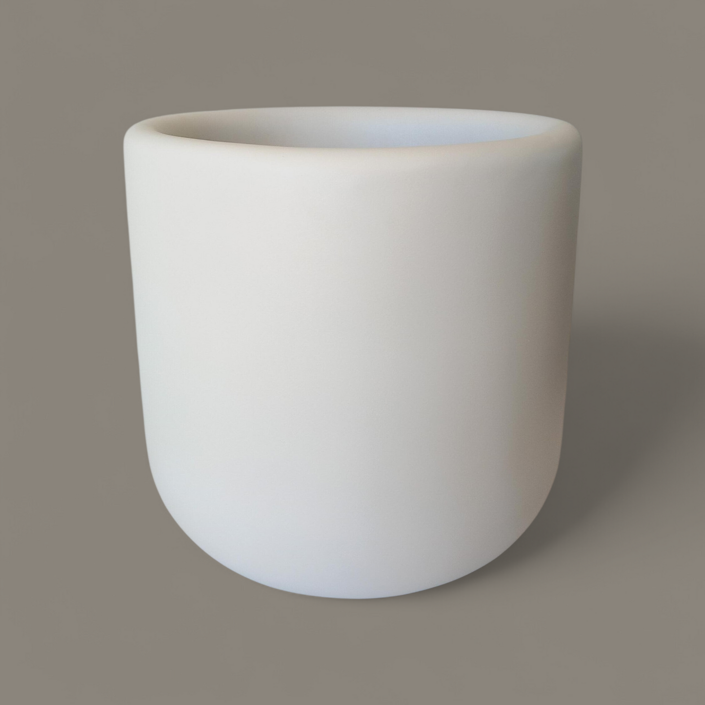 White fiberglass planter with smooth finish, available in 30cm, 40cm and 50cm sizes for indoor and outdoor plants

